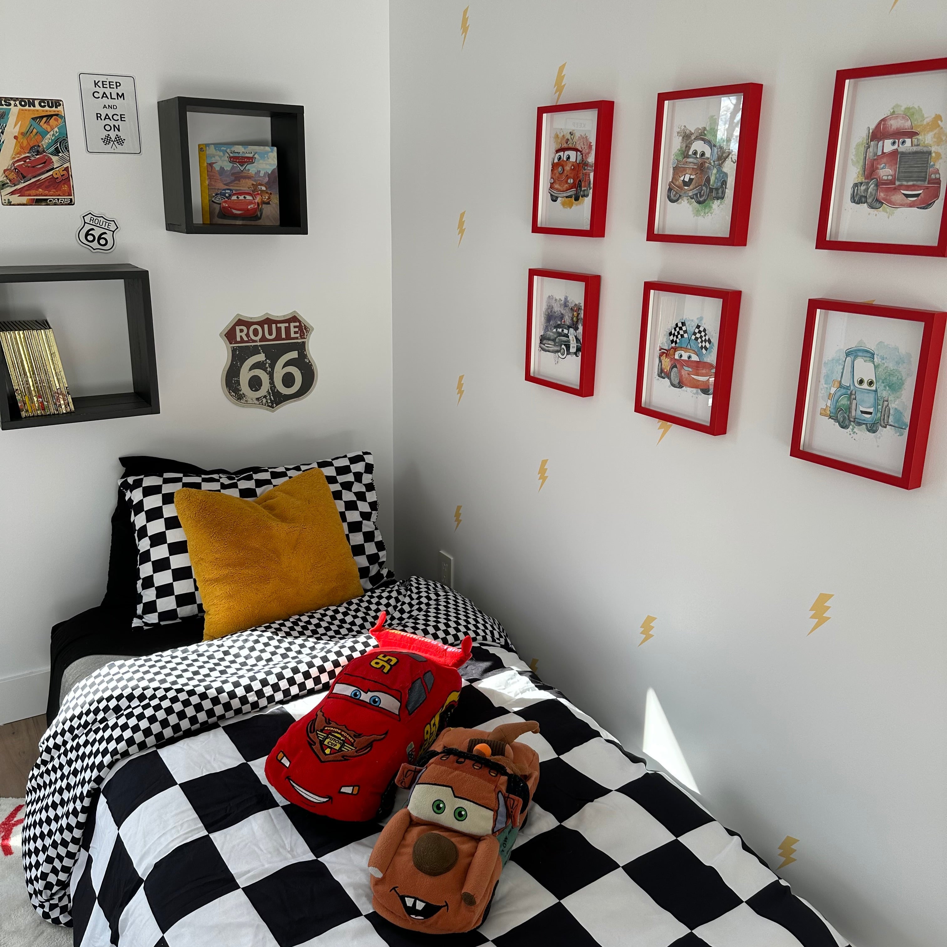 Ensemble - LA voiture de course rouge