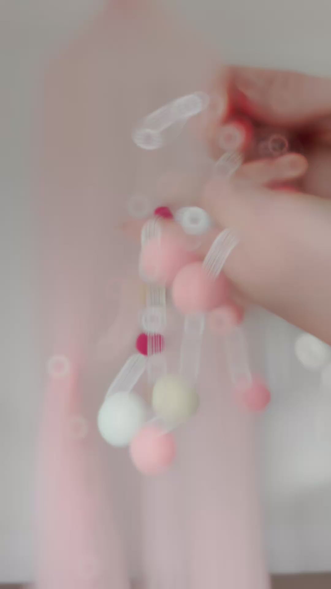 Ciel de lit rose avec pompons